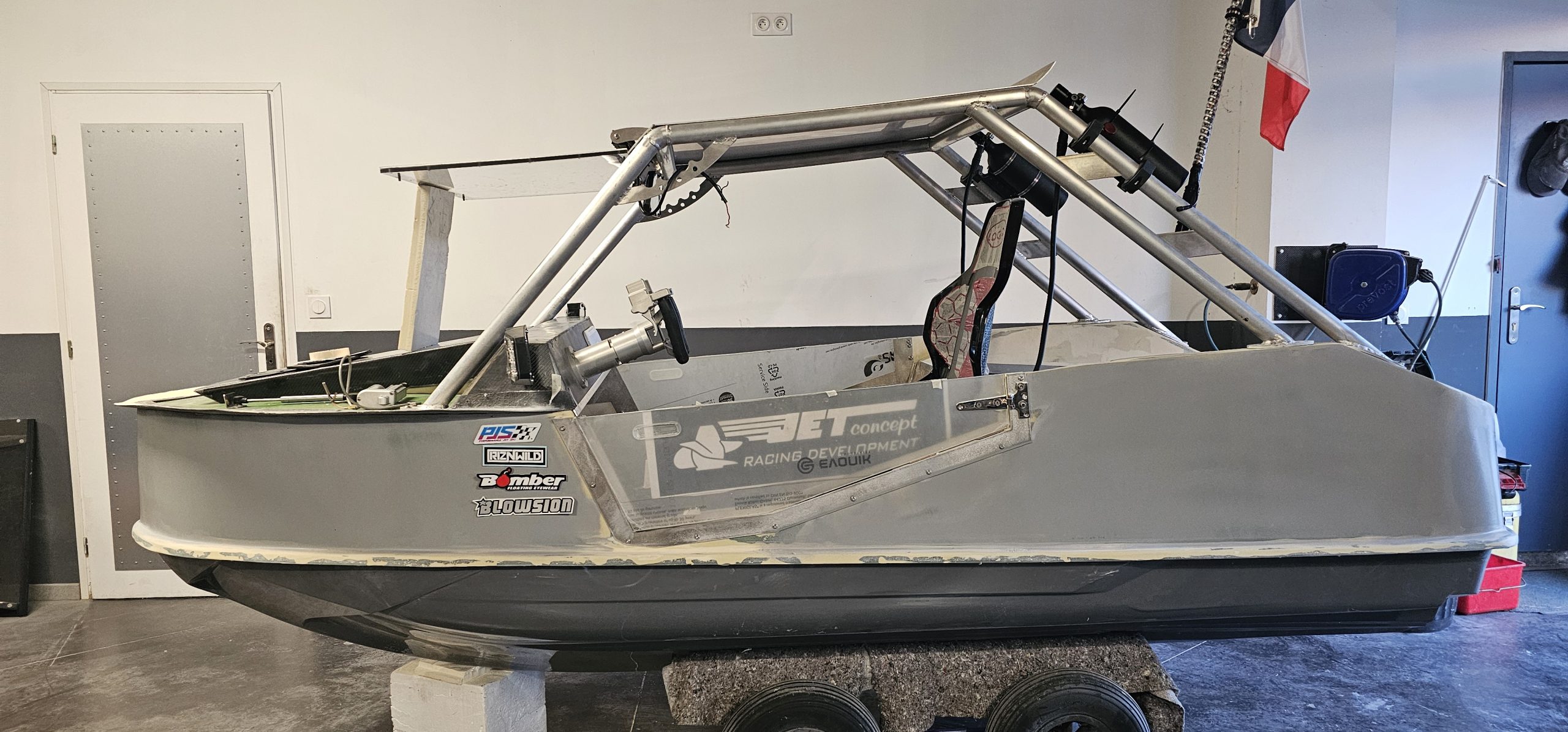 Structure Jet Boat